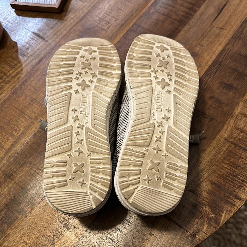 Hey Dude men’s shoes size 9- light grey with speckled soles - Picture 4 of 5
